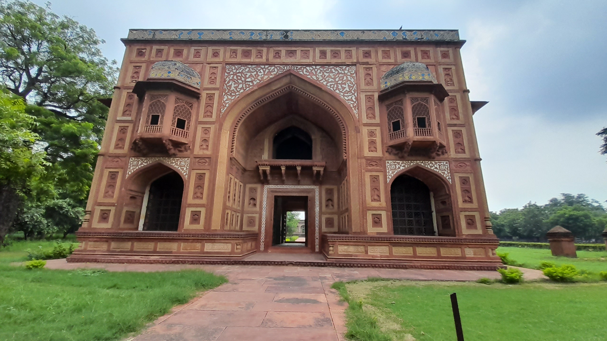 Kanch Mahal, Akbar