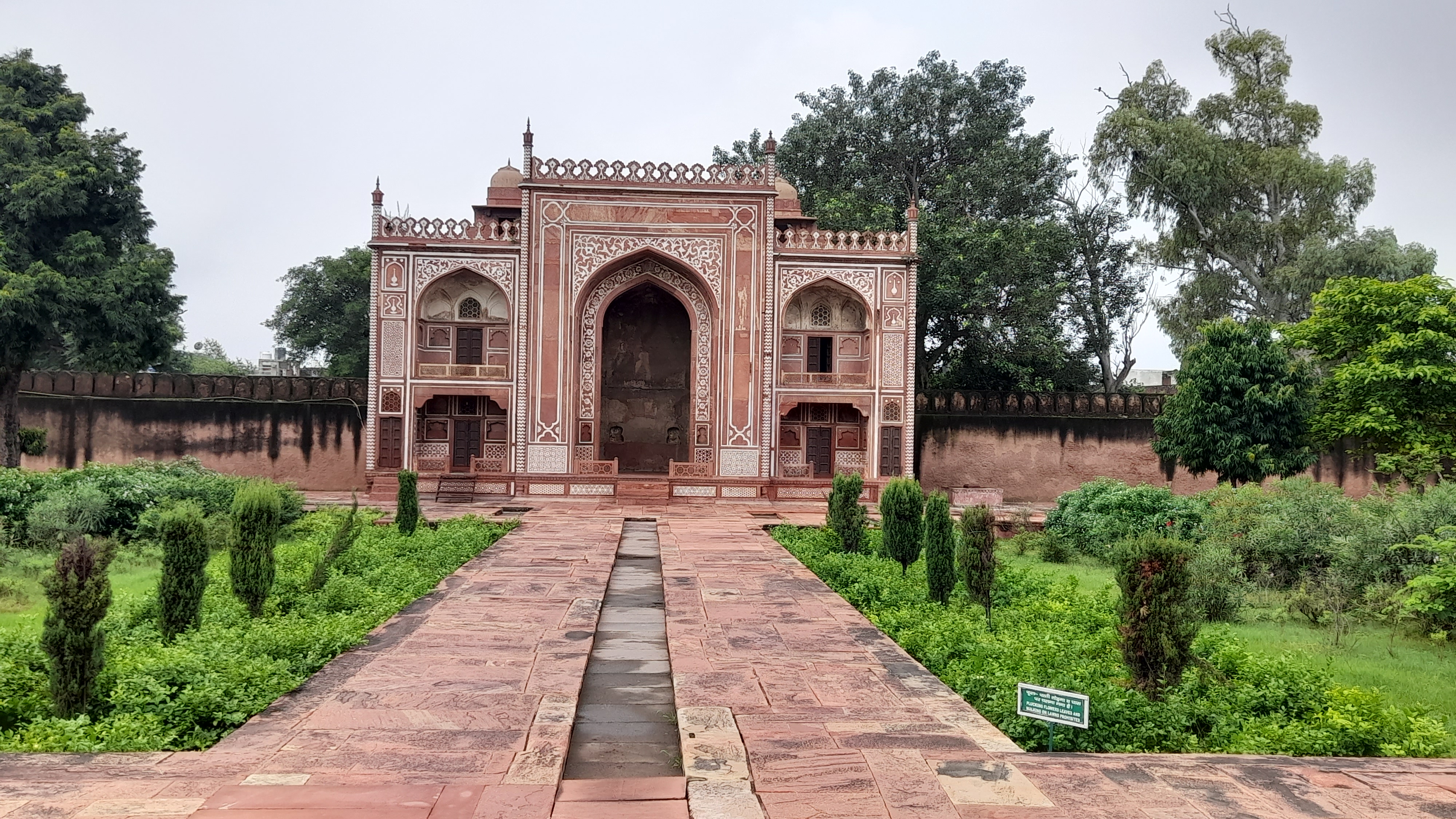 Southern Gateway, Itmad-ud-daula