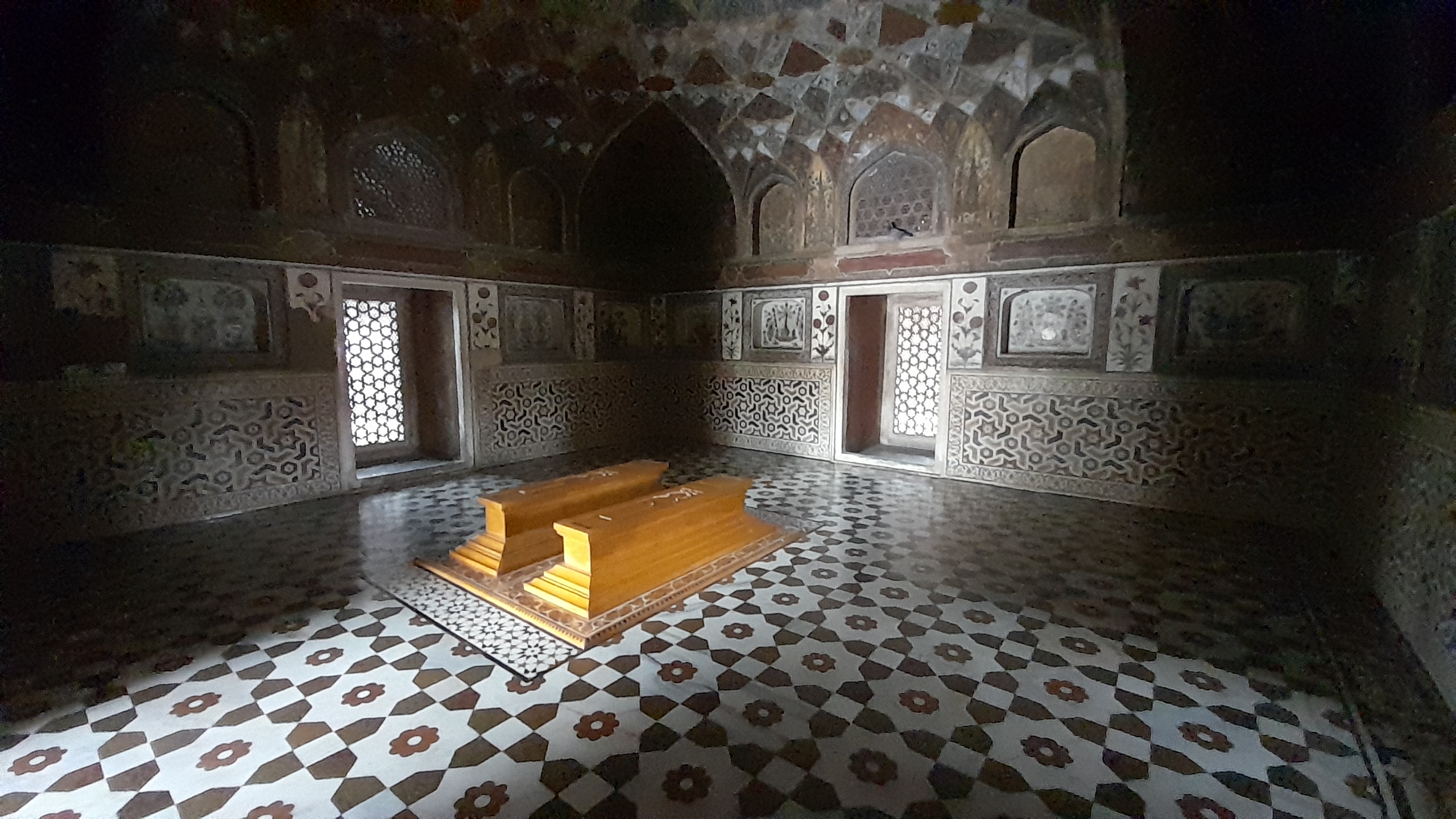 Cenotaphs, Itmad-ud-daula