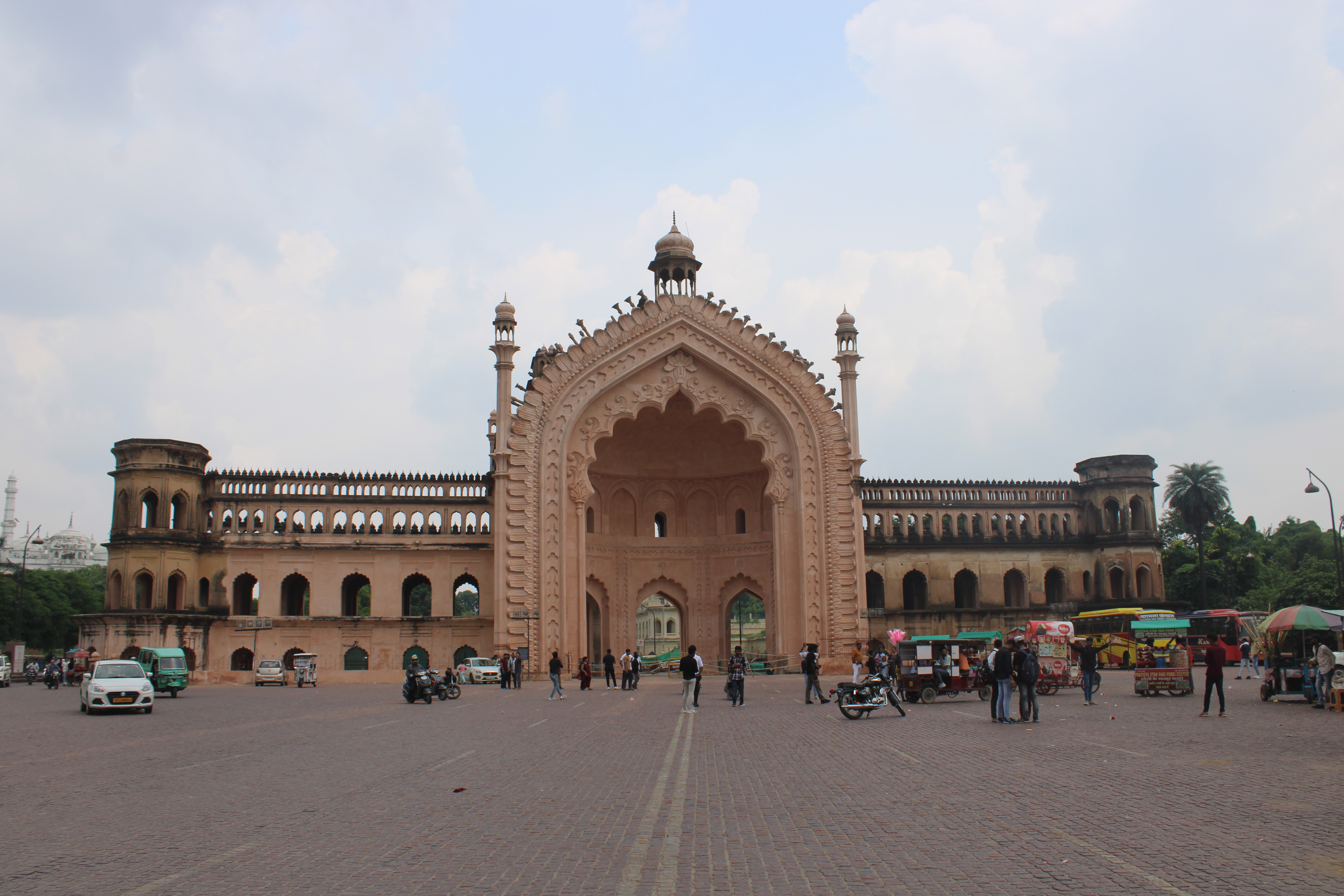 Rumi Darwaza, Lucknow